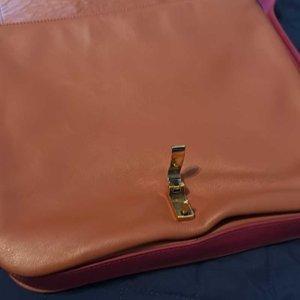 Marc Jacobs Leather Messenger Bag, Gold Tone Hardware, Clasp Closure - Picture 5 of 13